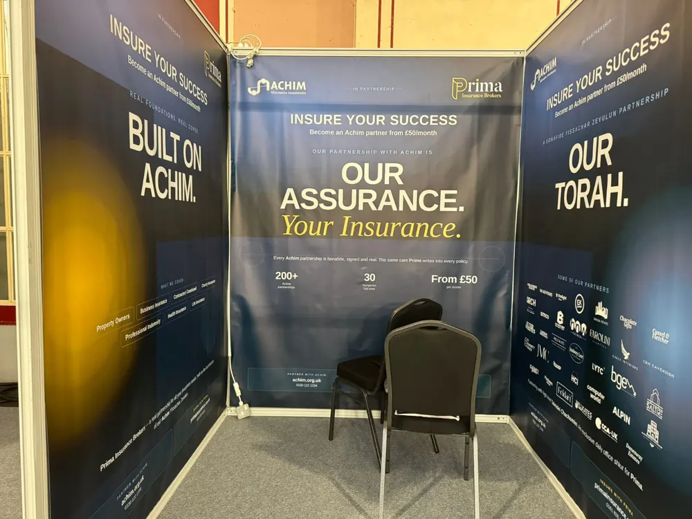 A shell-scheme stand with three printed walls