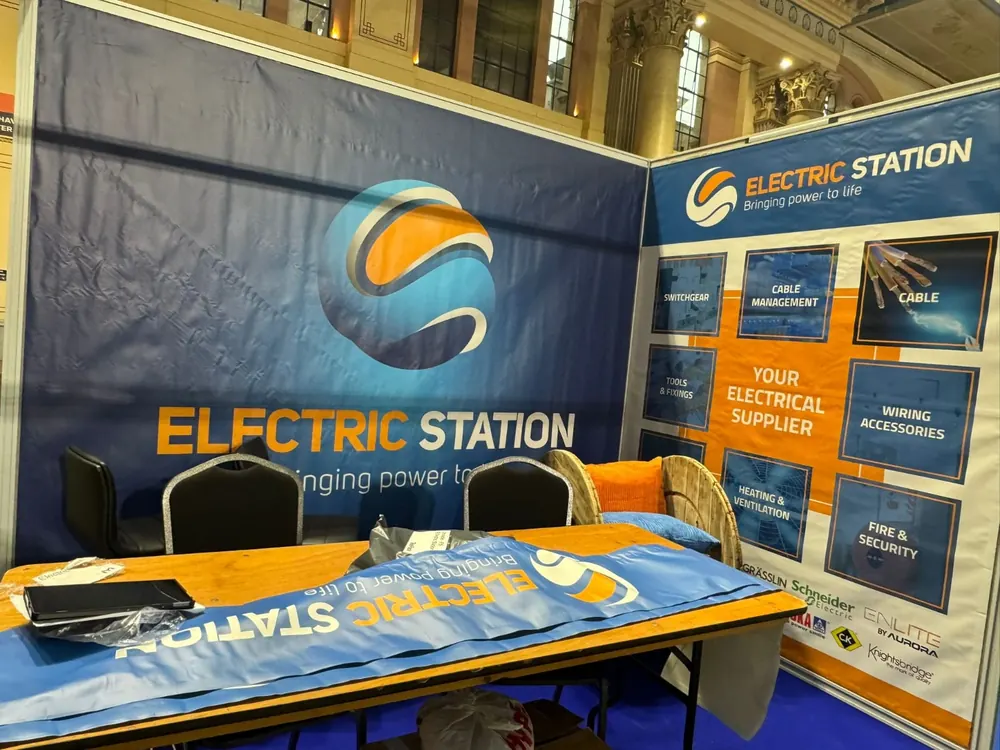 A blue and orange shell-scheme stand